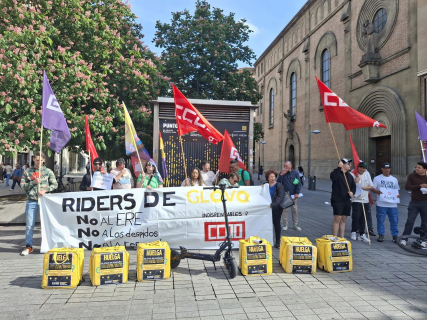 Concentración en Pamplona de riders de Glovo en contra de los despidos en la empresa. EUROPA PRESS