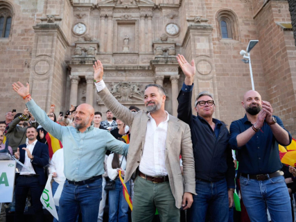El presidente de Vox, Santiago Abascal, junto con el candidato de Vox a la presidencia de Andalucía, Manuel Gavira, clausura el acto de precampaña en Almería.   Marian León - Europa Press