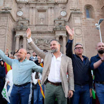 El presidente de Vox, Santiago Abascal, junto con el candidato de Vox a la presidencia de Andalucía, Manuel Gavira, clausura el acto de precampaña en Almería.   Marian León - Europa Press