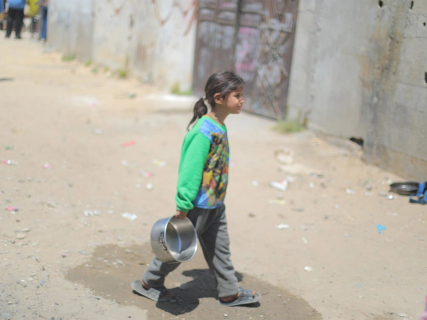 Palestinos desplazados reciben alimentos en un comedor social del campo de refugiados de Nuseirat, en el centro de la Franja de Gaza Europa Press/Contacto/Hassan al-Jedi