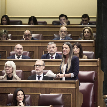 La portavoz de Junts en el Congreso, Miriam Nogueras, de pie, con sus compañeros de grupo parlamentario. Jesús Hellín - Europa Press