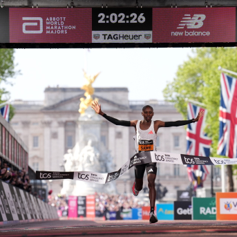 EuropaPress 6680775 27 april 2025 united kingdom london kenyan athlete sabastian sawe crosses