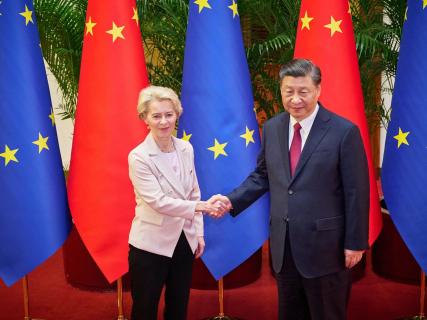 La presidenta de la Comisión Europea, Ursula von der Leyen, y el presidente chino, Xi Jinping, en la pasada cumbre UE-China celebrada en 2023. DATI BENDO / EUROPEAN COMMISSION