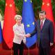 La presidenta de la Comisión Europea, Ursula von der Leyen, y el presidente chino, Xi Jinping, en la pasada cumbre UE-China celebrada en 2023. DATI BENDO / EUROPEAN COMMISSION