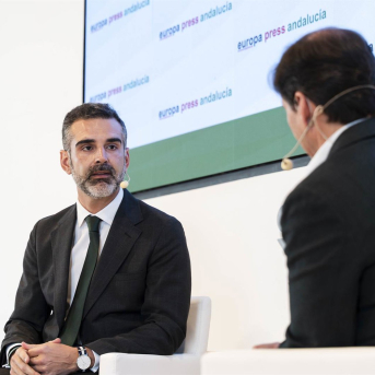 El presidente del PP de Almería y candidato a las elecciones andaluzas, Ramón Fernández-Pacheco, participa en un coloquio de los desayunos de Europa Press Andalucía en la sala Varadero de la Autoridad Portuaria.  Marian León - Europa Press