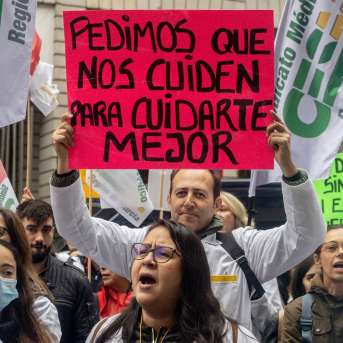 Manifestante con pancarta con lema 'Pedimos que nos cuiden para cuidarte mejor' durante la manifestación ‘Todos unidos por un objetivo común: el estatuto propio’, a 15 de noviembre de 2025, en Madrid (España). Ricardo Rubio - Europa Press