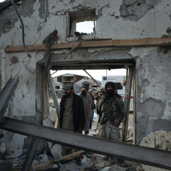 Fuerzas de seguridad talibán recorren los escombros de un edificio tras un ataque en Kabul, en Afganistán Sami Jan/dpa