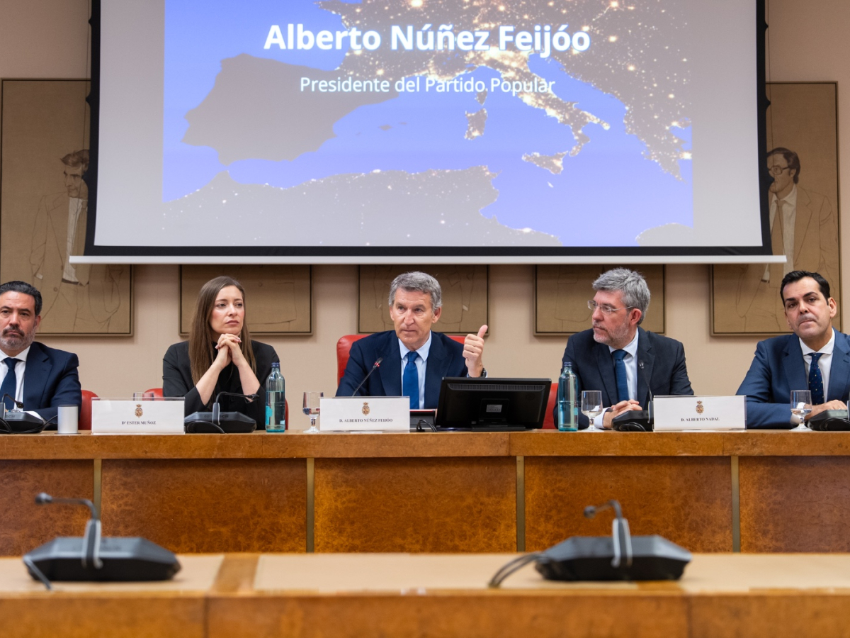 En la imagen, Ester Muñoz, Alberto Núñez Feijóo y Alberto Nadal. Foto: Demócrata. 