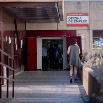 Una mujer en la puerta de una oficina de empleo Alberto Ortega - Europa Press