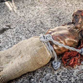 Denuncian la profanación de una tumba en Soria por un posible ritual de santería al hallarse un cristo mutilado ABOGADOS CRISTIANOS