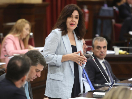 Fernández justifica endurecer el acceso a ayudas sociales y atribuye al PSOE haber sido pionero