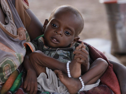 Una mujer sudanesa con su hijo en un refugio temporal en Tawila, en Darfur Norte, Sudán (archivo) MOHAMMED JAMAL/UNICEF