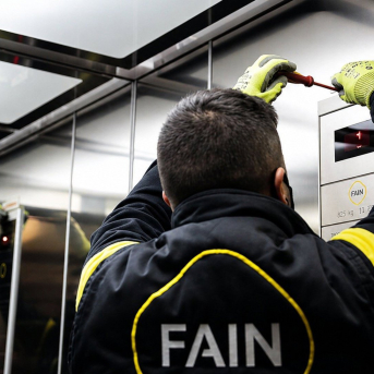 Un operario de ascensor del Grupo FAIN. GRUPO FAIN