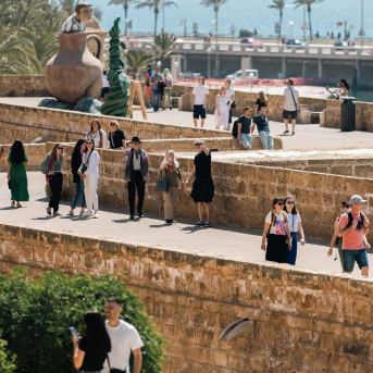Ampliación | El Parlament respalda reducir el peso del turismo en el PIB con el rechazo de Vox Ampliación | El Parlament respalda reducir el peso del turismo en el PIB con el rechazo de Vox