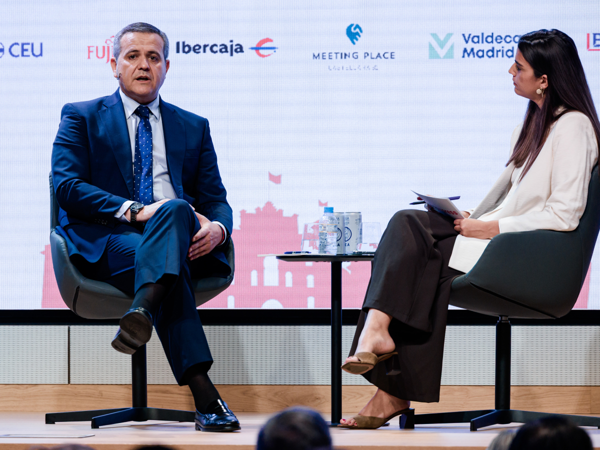 Jorge Rodrigo, consejero de Vivienda, entrevistado por la periodista Sara Pérez. Foto: Europa Press. 