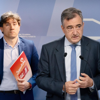 El presidente del EBB del PNV, Aitor Esteban (D), y el secretario general del PSE-EE, Eneko Andueza (I),  Iñaki Berasaluce - Europa Press