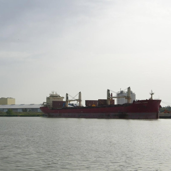 Llegada de un buque granelero de 199 metros de eslora al Puerto de Sevilla. APS