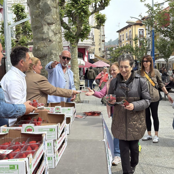 Santoña recibe fresas de Palos de la Frontera en apoyo al campo y a su hermanamiento histórico