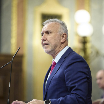 El ministro de Política Territorial y Memoria Democrática, Ángel Víctor Torres, interviene durante una sesión plenaria en el Congreso de los Diputados Jesús Hellín - Europa Press