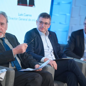 (I-D) El magistrado jubilado Pascual Ortuño, ,el director general de OnLygal, Luis Cuervo, y el abogado Ignasi Vivés, durante el encuentro informativo OnLygal ‘I Foro de la Protección Jurídica’, en Madrid (España). Jesús Hellín - Europa Press
