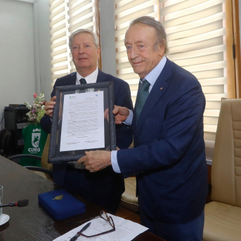 Miguel A. Torres recibe las Llaves de la Ciudad de Curicó por su aportación al vino chileno