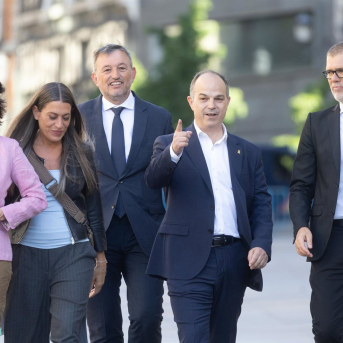 (I-D) Los diputados de Junts Pilar Calvo; Miriam Nogueras; Josep Maria Cervera; Jordi Turull y Josep Maria Cruset a su llegada al pleno en el Congreso de los Diputados, a 30 de mayo de 2024 Eduardo Parra - Europa Press