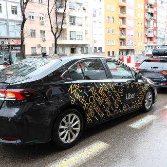 Coche Uber circula por una calle, a 13 de febrero de 2026, en Madrid (España).  Marta Fernández - Europa Press
