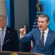 El secretario de Defensa, Pete Hegseth, junto al presidente de EEUU, Donald Trump, en una rueda de prensa desde la Casa Blanca.  Europa Press/Contacto/Andrew Leyden