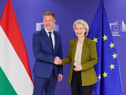 La presidenta de la Comisión Europea, Ursula von der Leyen, y el próximo primer ministro de Hungría, Péter Magyar, en una reunión en Bruselas. A 29 de abril de 2026. COMISIÓN EUROPEA