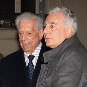 El Premio Nobel Mario Vargas Llosa (i) y su hijo, el periodista Álvaro Vargas Llosa, en una foto de archivo. EUROPA PRESS REPORTAJES