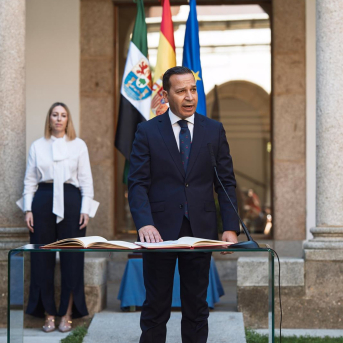 El vicepresidente de la Junta y consejero de Desregulación, Familia y Servicios Sociales, Óscar Fernández, toma posesión de su cargo  Javier Cintas - Europa Press