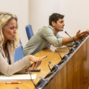 Vito Quiles durante la rueda de prensa del portavoz del PSOE posterior a la Junta de Portavoces, en el Congreso de los Diputados, a 1 de octubre de 2025, en Madrid (España). Ananda Manjón - Europa Press