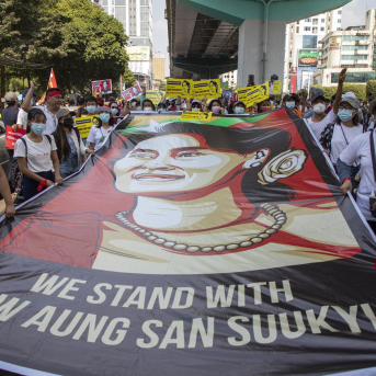 Manifestantes birmanos con un cartel de Suu Kyi durante las protestas tras el golpe de Estado. Thuya Zaw/ZUMA Wire/dpa