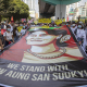 Manifestantes birmanos con un cartel de Suu Kyi durante las protestas tras el golpe de Estado. Thuya Zaw/ZUMA Wire/dpa