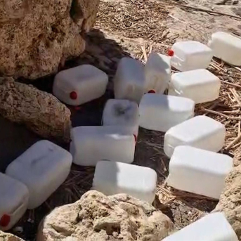 Garrafas de combustible abandonadas procedentes de narcolanchas en una imagen de archivo.  Europa Press TV - Europa Press