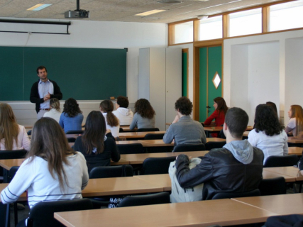 El Parlament insta a reforzar la expresión oral en idiomas extranjeros en Infantil y Primaria
