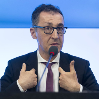 El candidato de Los Verdes para las elecciones estatales de Baden-Württemberg, Cem Özdemir, participa en una rueda de prensa en el Parlamento del estado al día siguiente de las elecciones Marijan Murat/dpa