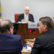 El expresidente brasileño Jair Bolsonaro habla con su abogado durante el juicio en el Tribunal Supremo por el intento de golpe de Estado que lideró Gustavo Moreno/Supreme Court of / DPA