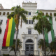 Estandartes verticales con la bandera tricolor boliviana (roja, amarilla y verde) y la bandera verde y blanca del departamento de Santa Cruz cuelgan de la fachada del Palacio de Gobierno en Santa Cruz de la Sierra Europa Press/Contacto/Daniel Romero