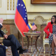 La presidenta encargada de Venezuela, Delcy Rodríguez, junto al director ejecutivo del Consejo Nacional de Dominio Energético de Estados Unidos, Jarrod Agen PRENSA PRESIDENCIAL DE VENEZUELA