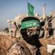Un miembro de las Brigadas Ezeldín al Qasam, brazo armado del Movimiento de Resistencia Islámica (Hamás), durante una liberación de rehenes israelíes en la Franja de Gaza (archivo) Abed Rahim Khatib/dpa