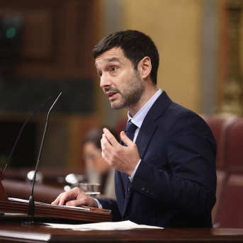 El ministro de Derechos Sociales, Consumo y Agenda 2030, Pablo Bustinduy, durante una sesión de control al Gobierno, en el Congreso de los Diputados, a 19 de noviembre de 2025, en Madrid (España).  Eduardo Parra - Europa Press