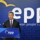 El presidente del PP, Alberto Núñez Feijóo, durante una rueda de prensa, a 26 de junio de 2025, en Bruselas (Bélgica).  David Mudarra / Partido Popular