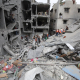 Palestinos entre edificios destruidos por los bombardeos del Ejército de Israel contra el barrio de Shujaia, en la ciudad de Gaza, en el norte de la Franja (archivo) Omar Ashtawy/APA Images via ZUMA / DPA
