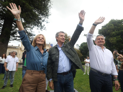 El presidente del PP, Alberto Núñez Feijóo, flanqueado por la alcaldesa de Jerez, María José García Pelayo, y el cabeza de lista del PP por Cádiz y consejero de Sanidad, Antonio Sanz. NACHO FRADE / EUROPA PRESS