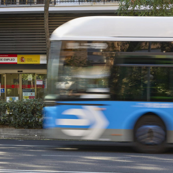 Un autobús de le Empresa Municipal de Transportes pasa por delante de oficina de empleo de Madrid Jesús Hellín - Europa Press
