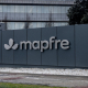 Nueva imagen de Mapfre implantada en las fachadas de las oficinas centrales de la aseguradora en Majadahonda. Ricardo Rubio - Europa Press