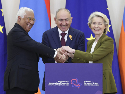 La presidenta de la Comisión Europea, Ursula von der Leyen; el presidente del Consejo Europeo, António Costa; y el primer ministro de Armenia, Nikol Pashinyan (c) ALEXANDROS MICHAILIDIS