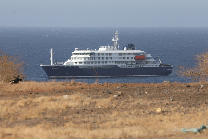 El crucero Hondius, frente a las costas de Cabo Verde | ELTON MONTEIRO / XINHUA NEWS / EUROPA PRESS