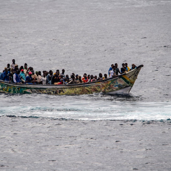 Un cayuco con 73 personas, antes de llegar al muelle de La Restinga, a 24 de octubre de 2025, en la isla de El Hierro, Islas Canarias (España) Antonio Sempere - Europa Press